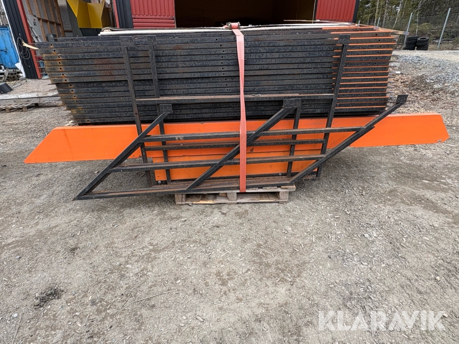 Containertrappa med gångplan och räcke