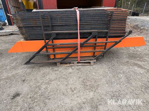 Containertrappa med gångplan och räcke