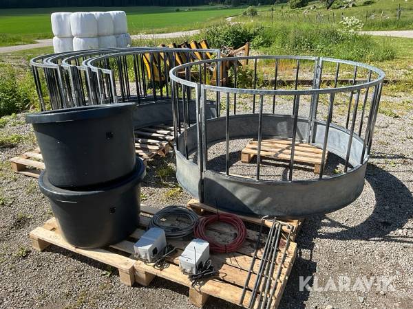 Foderhäckar och vattenbehållare med elanslutning för får
