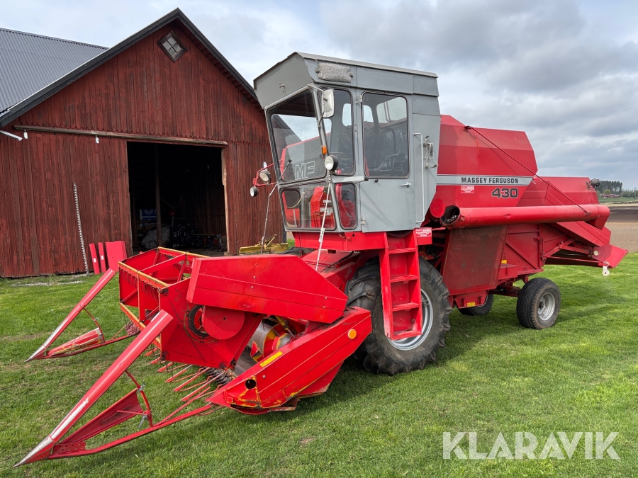 Skördetröska Massey Ferguson 430 med 9 fots skärbord