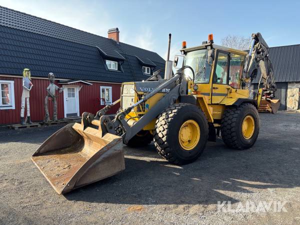 Traktorgrävare Volvo BM EL70 - Med tiltrotator / grip och två skopor