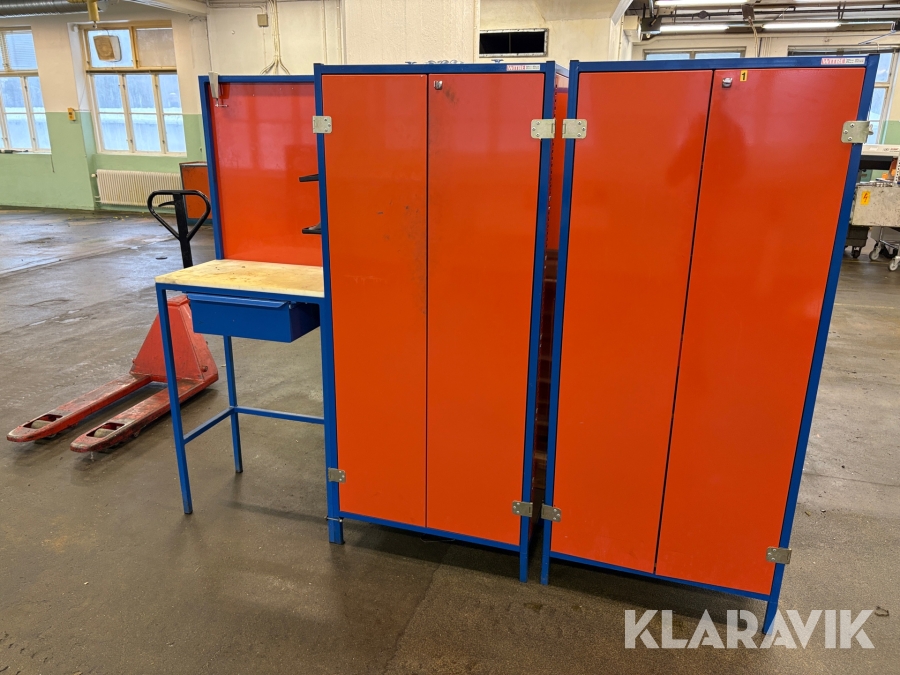 Plåtskåp 2st med arbetsbänk