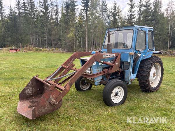 Traktor Ford 3000 med lastare och redskap