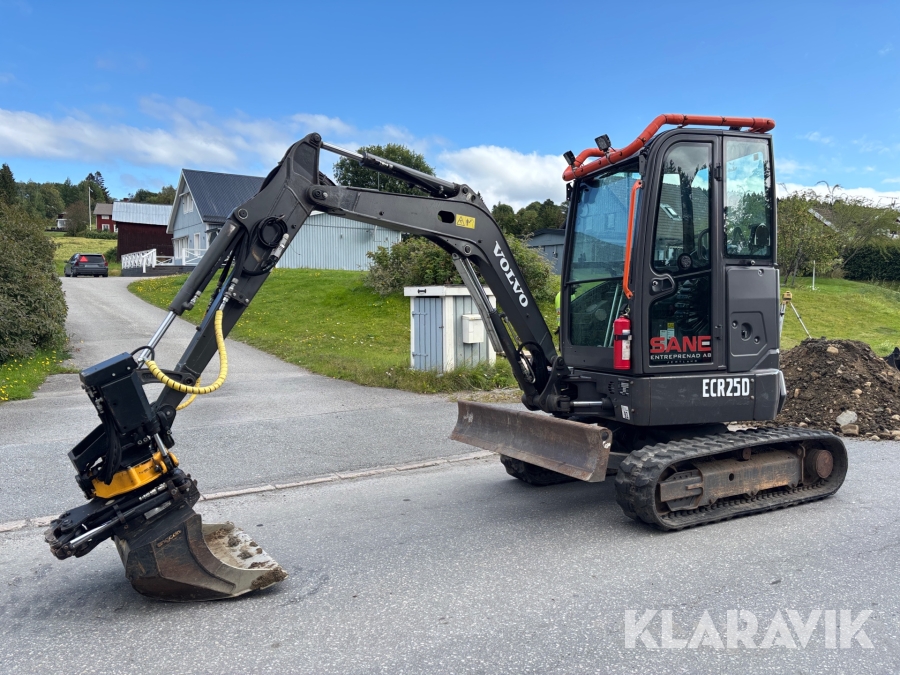Grävmaskin Volvo ECR25D med redskap och släp