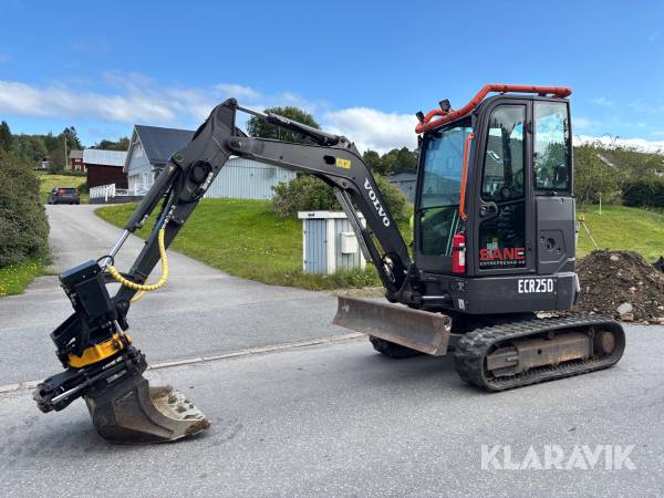 Grävmaskin Volvo ECR25D med redskap och släp