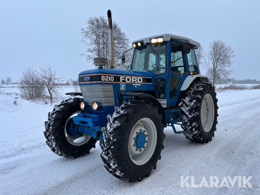 Traktor Ford 8210