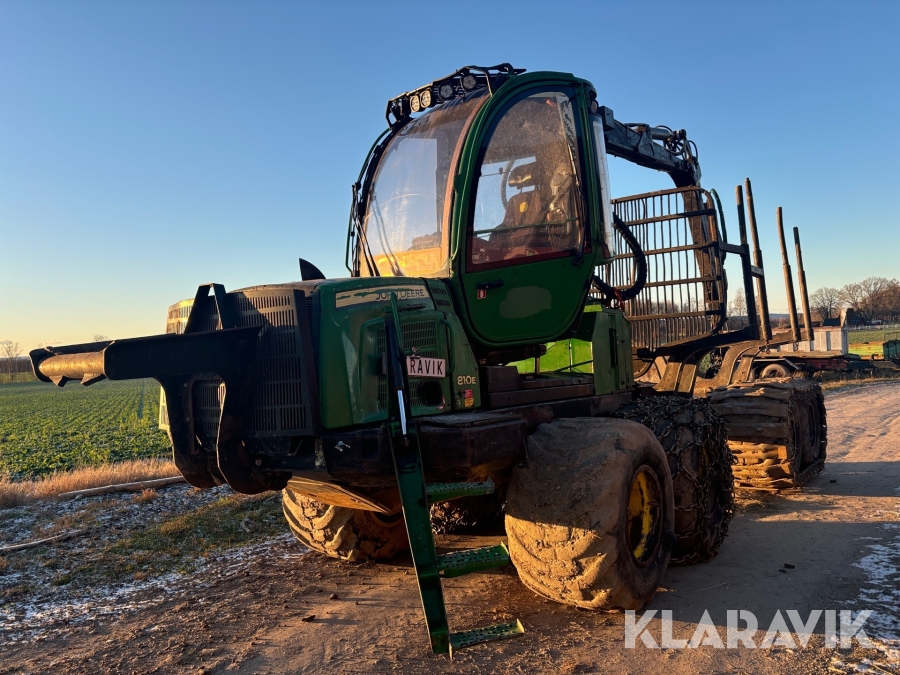 Skotare John Deere 810 E