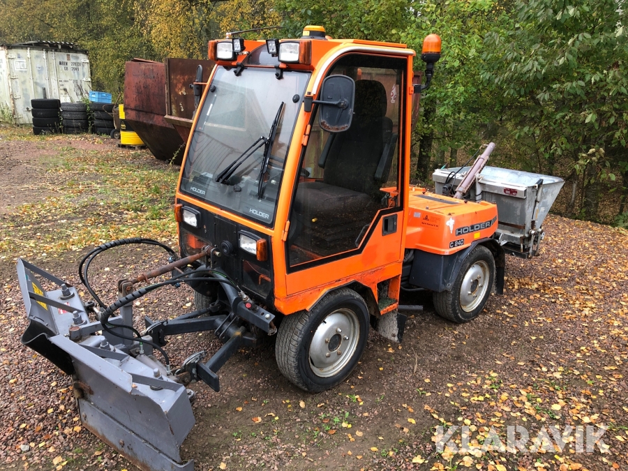 Redskapsbärare Holder C240 med vikplog och sandspridare