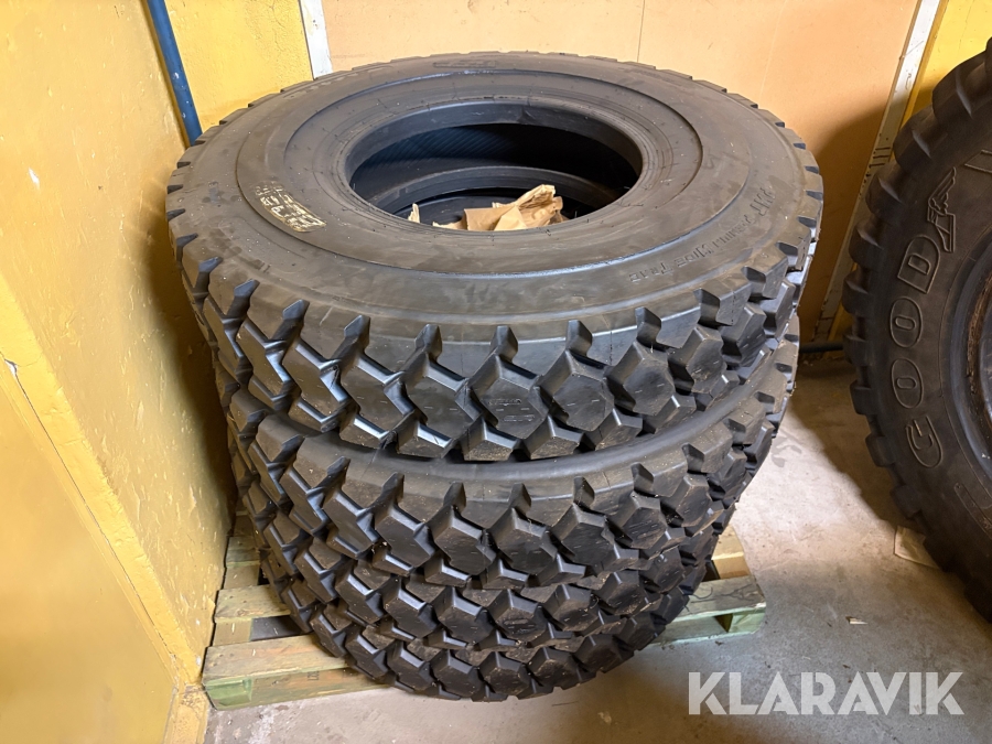 Däck Boss/titan 11.00-20 4st