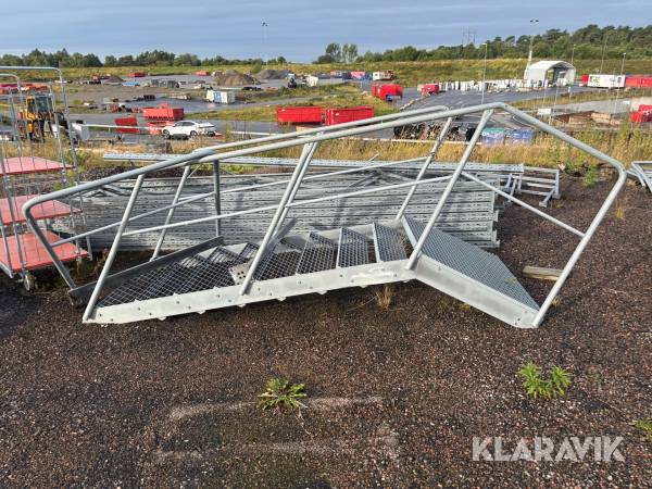 Ståltrappa med ståplattå