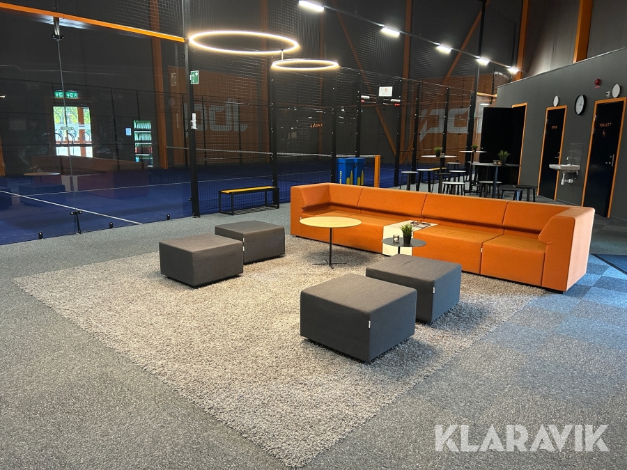 Soffa, sittpuffar, matta, bord & lampa Davids Design