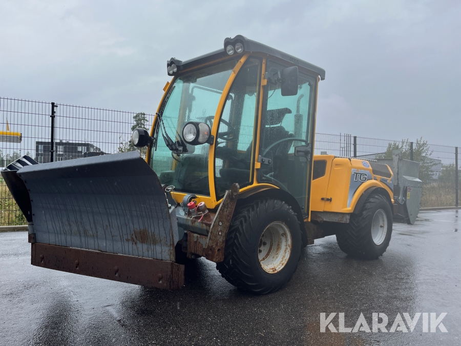 Redskapsbärare TransGiant med vikplog och sandspridare