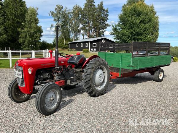 Veterantraktor Massey Ferguson 35 med kärra