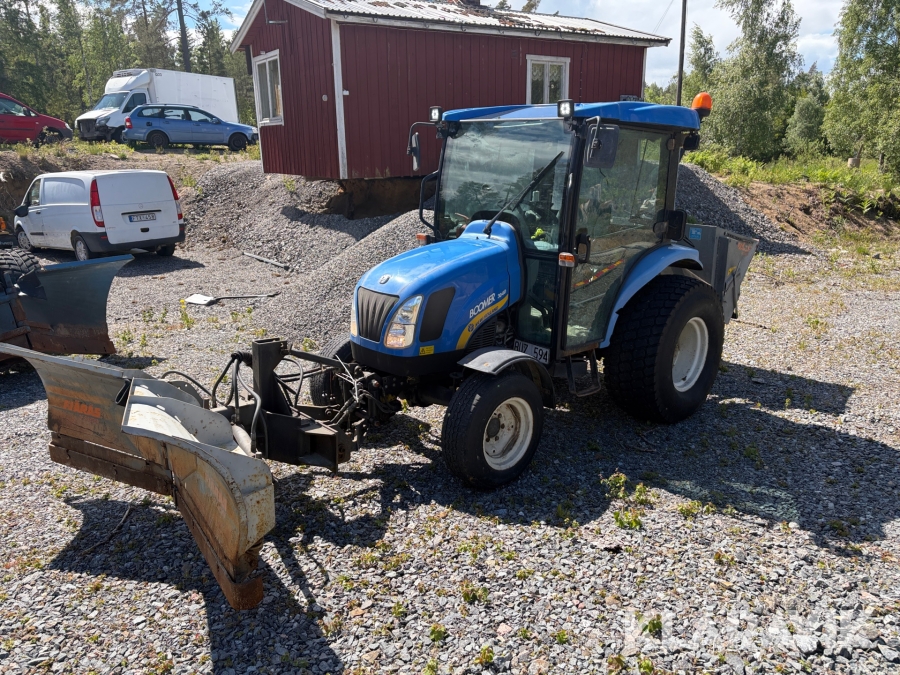 Traktor New Holland Boomer 3040 med redskap