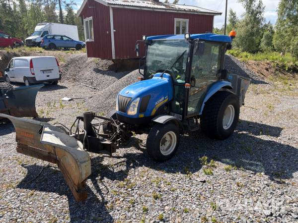 Traktor New Holland Boomer 3040 med redskap