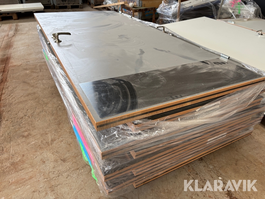 Massiva dörrar med sparkskydd 2040x925mm