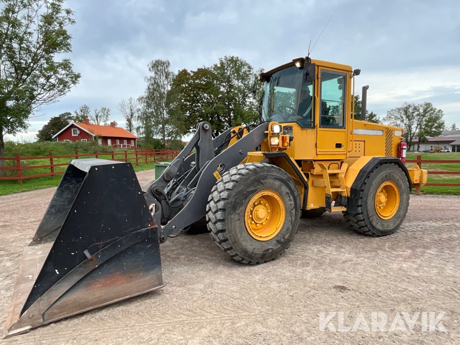 Hjullastare Volvo L70D med skopa och gafflar