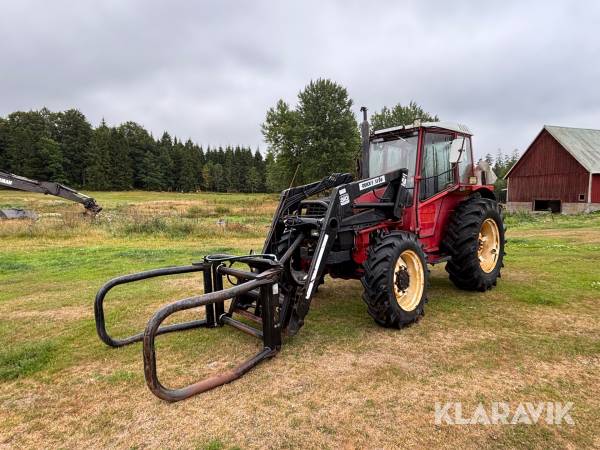 Traktor Valmet 604-4 med frontlastare och redskap