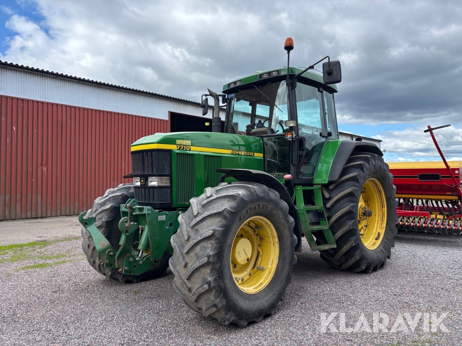Traktor John Deere 7710 en ägare. Frontlyft, Frontvikt och Dubbelmontage