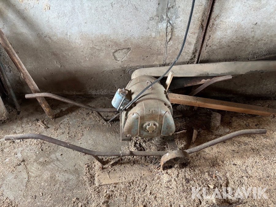 Elmotor på vagn med hjul använd till vedkap.