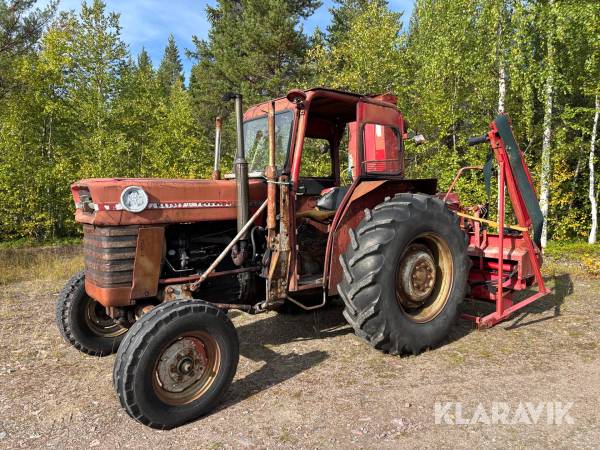 Veterantraktor Massey Ferguson 165 med vedmaskin