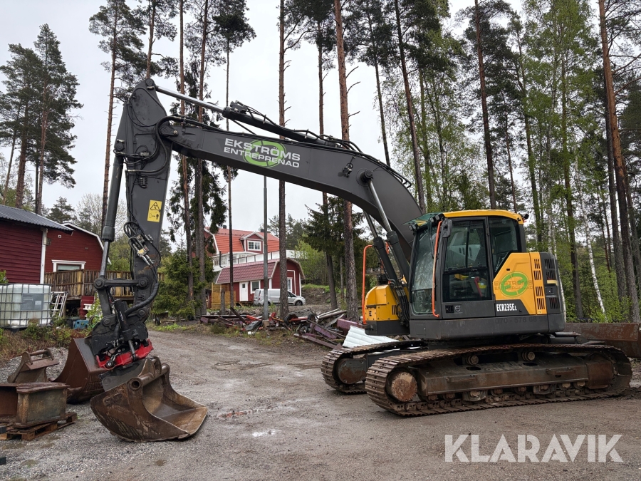 Grävmaskin Volvo ECR235EL med flera redskap