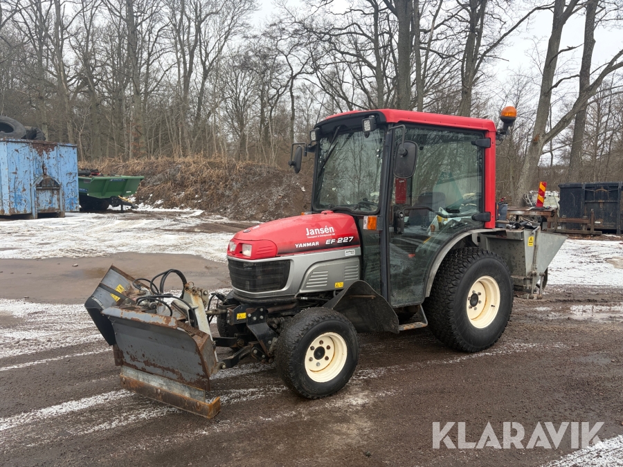 Traktor Yanmar EF 227 med vikplog och sandspridare
