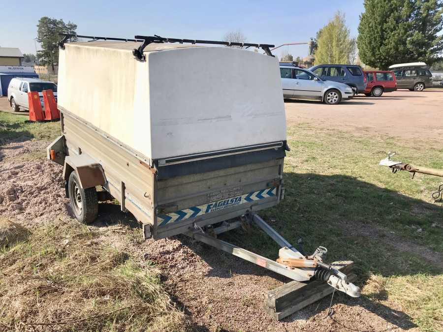 Släpvagn med kåpa