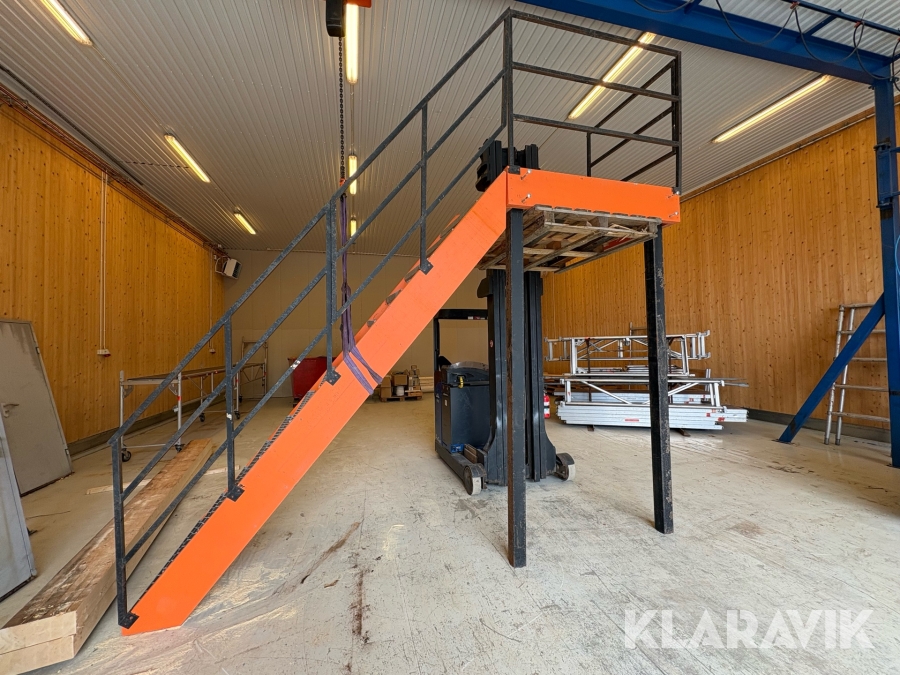 Trappa med plattform