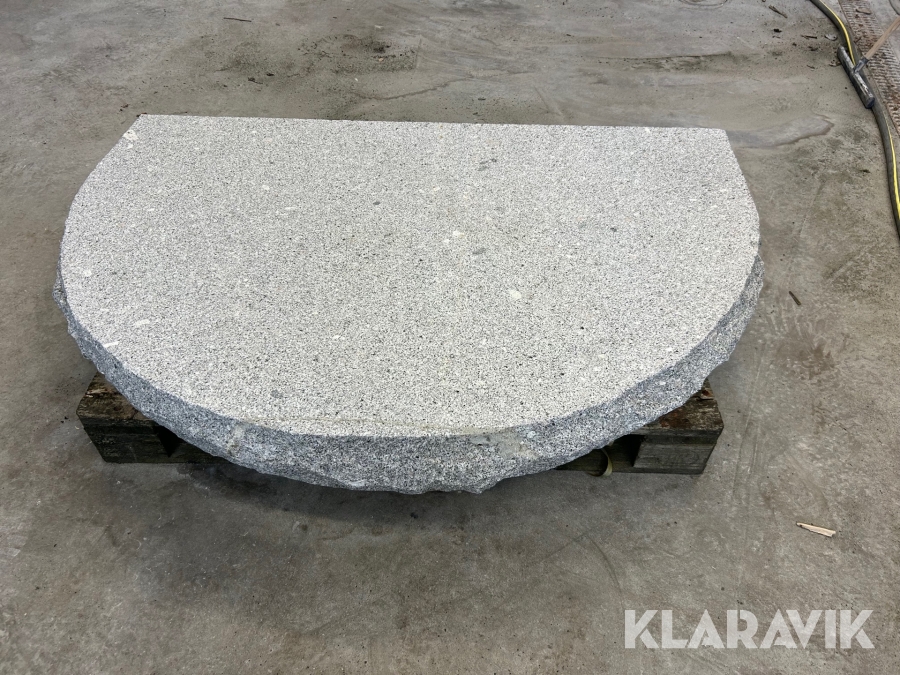 Entrésten granit halvrund 150x100cm
