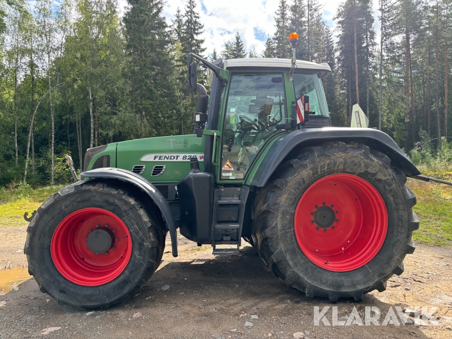 Traktor Fendt 820 Vario med frontlyft