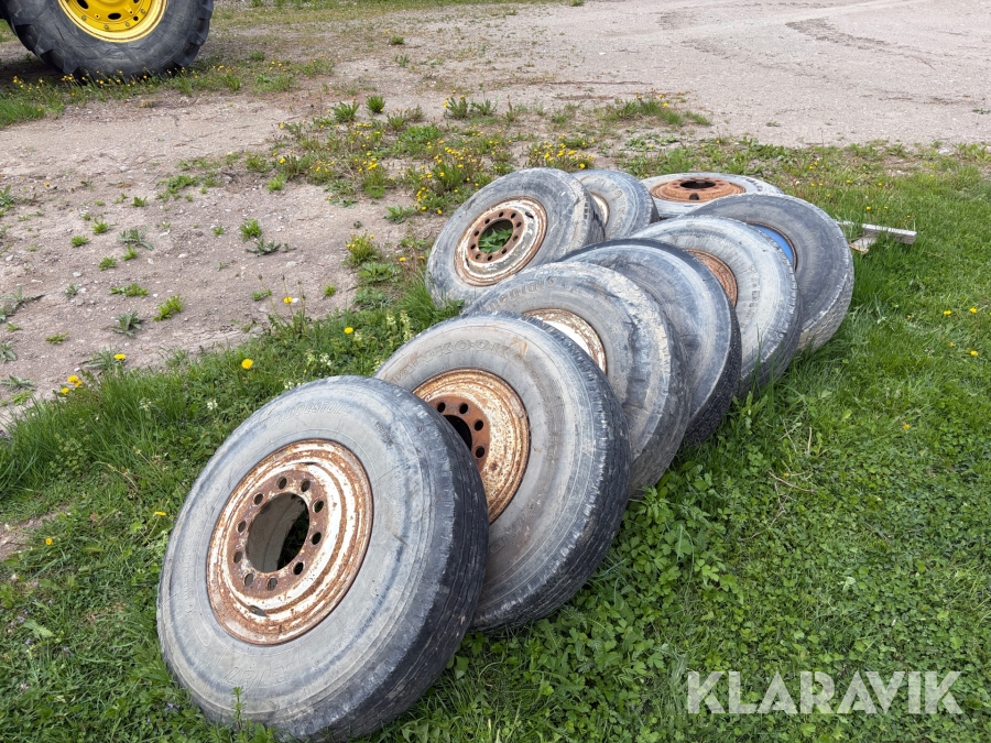 Däck på fälg 8,25R15