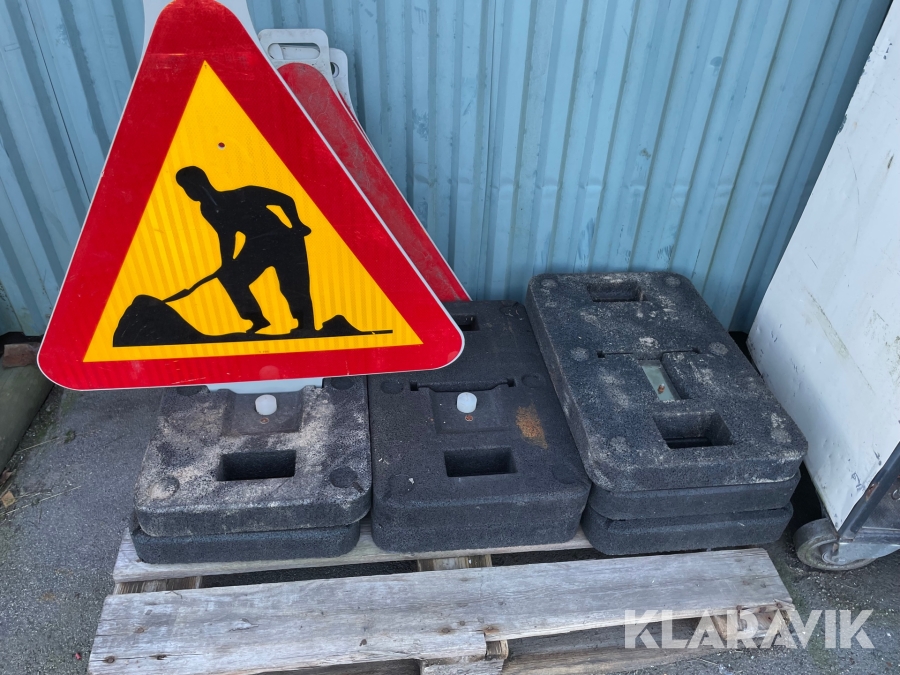 Skyltar ”vägarbete