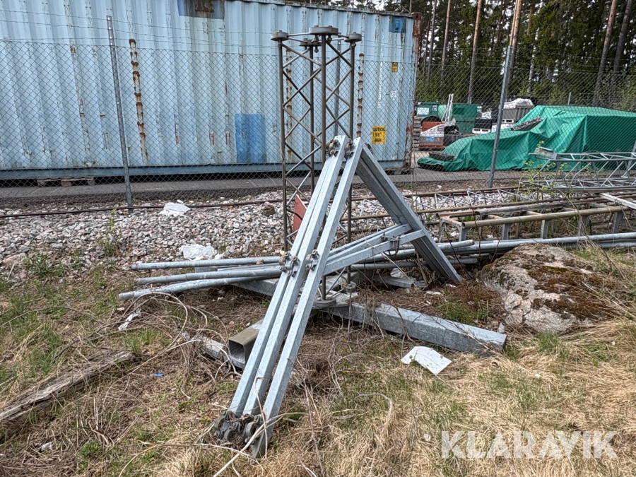 Fackverksmast med fundament och skyltfästen