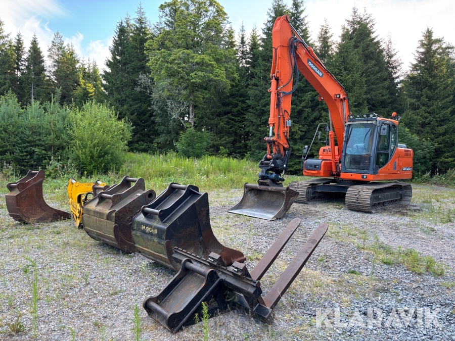 Grävmaskin Doosan DX140LC med mycket redskap