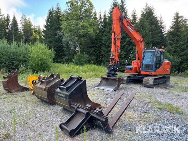 Grävmaskin Doosan DX140LC med mycket redskap
