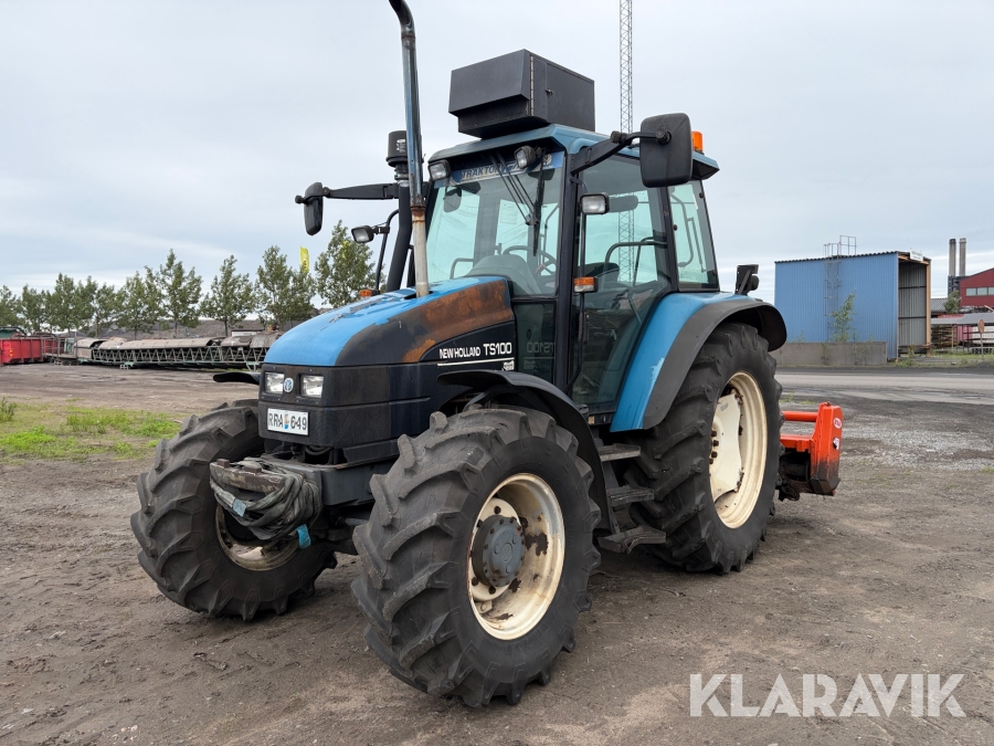 Traktor New Holland TS100 med jordfräs