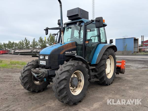 Traktor New Holland TS100 med jordfräs