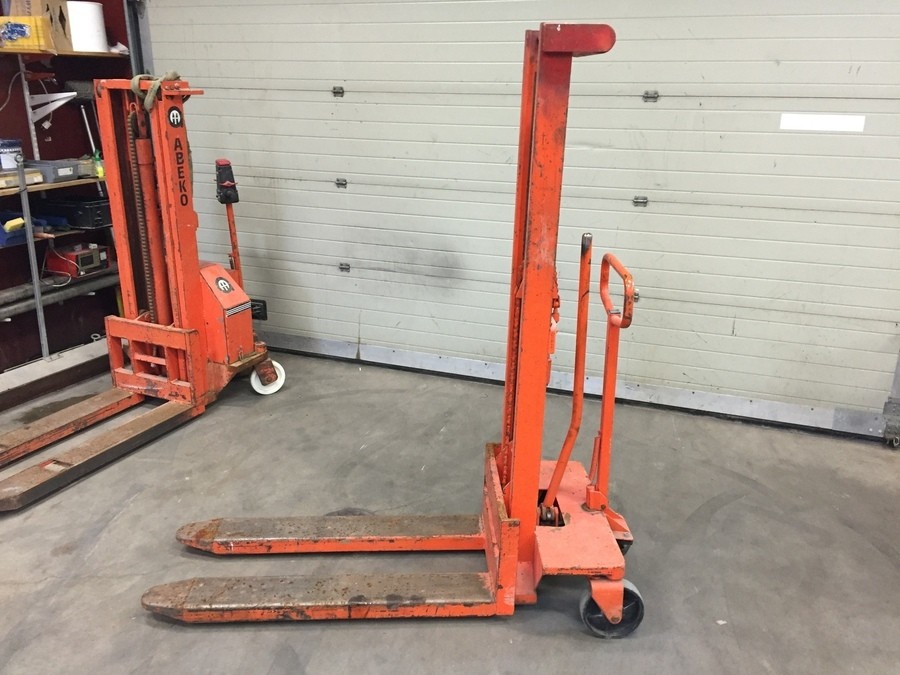 Höglyftande palltruck