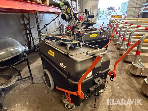 Kap/Gersåg Bosch GCM 8 SJL på verktygsvagn