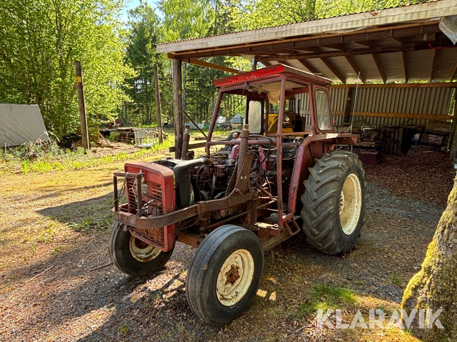 Traktor McCormick In 434 med grävarm bak
