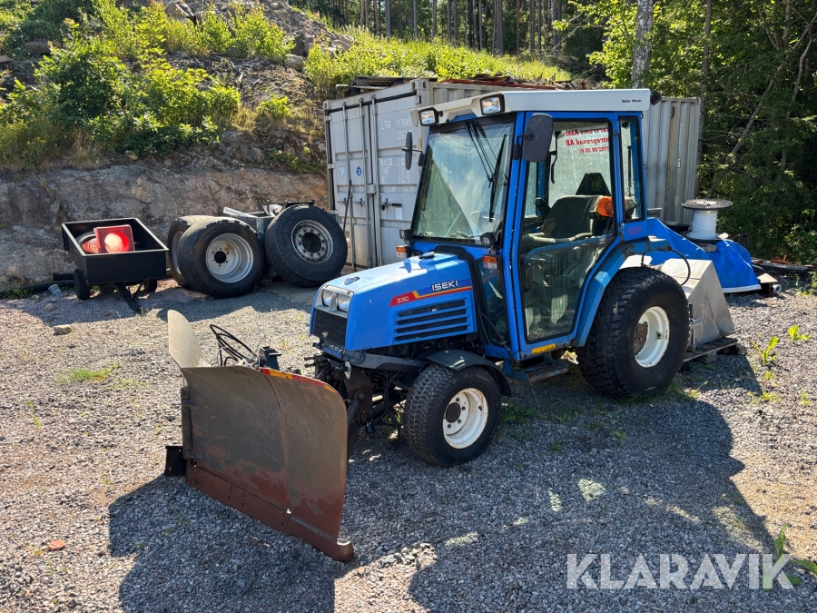 Redskapsbärare Iseki 330 med Vikplog och sandspridare