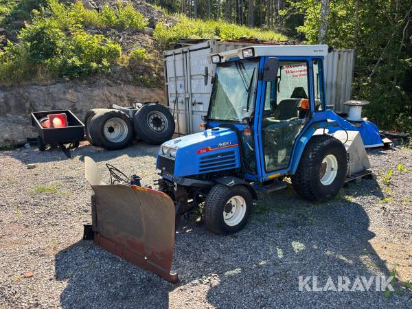 Redskapsbärare Iseki 330 med Vikplog och sandspridare