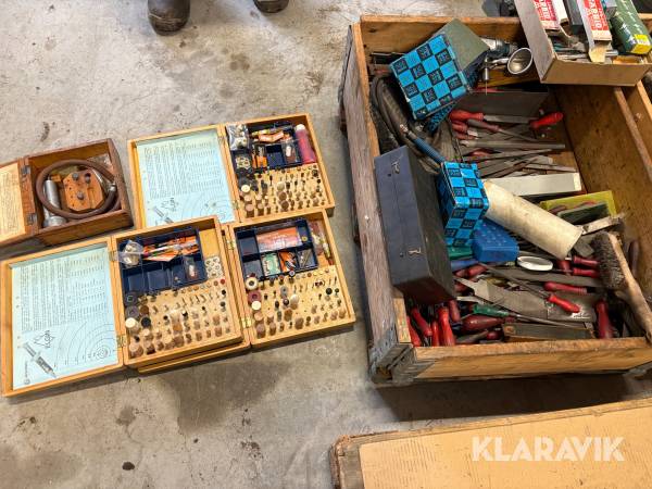 Pall med diverse filar och slipmaterial