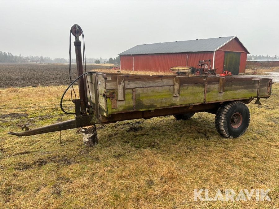 Vagn med tipp Moelven-redskap 67