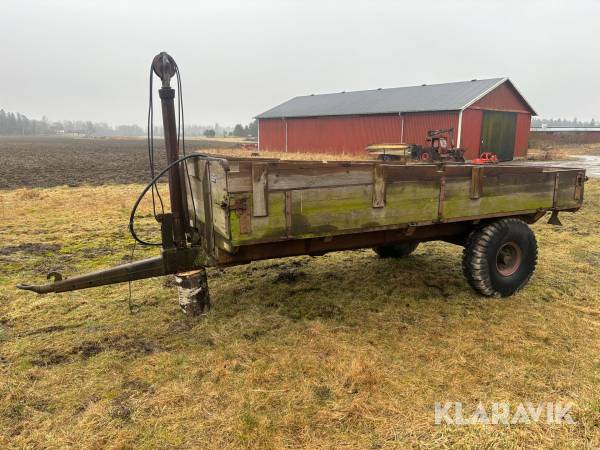 Vagn med tipp Moelven-redskap 67