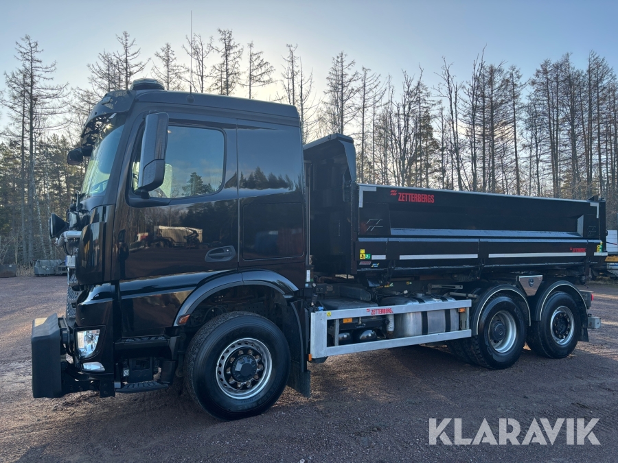 Lastbil Mercedes-Benz Arocs med sidomatic och fullt plogutrustad
