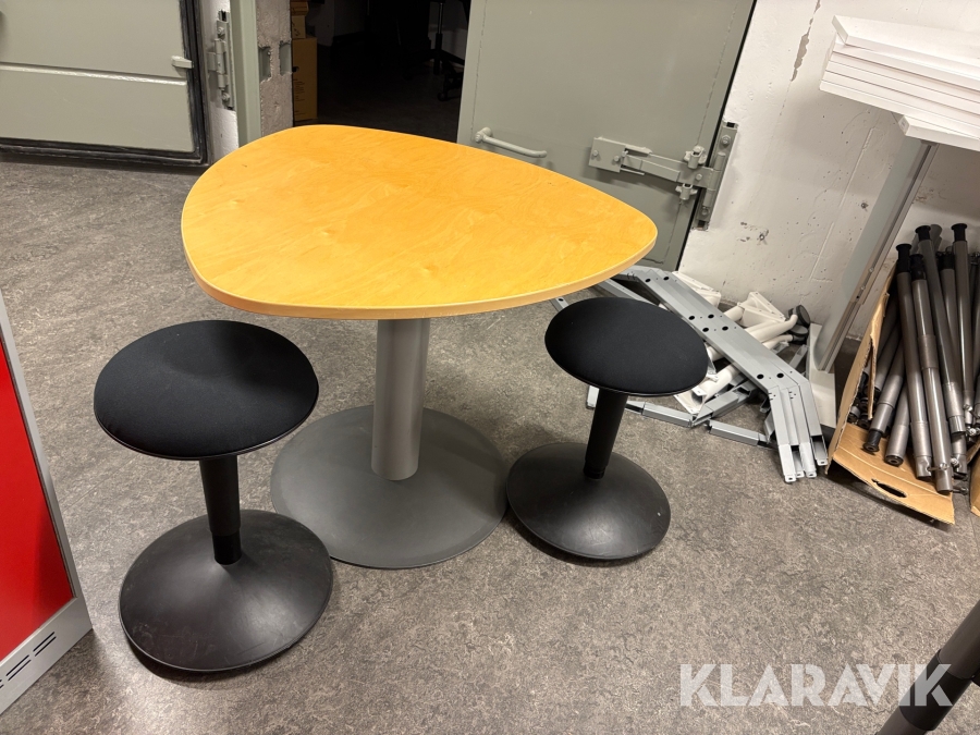 Bord med 2 st pallar Kinnarps PLUS