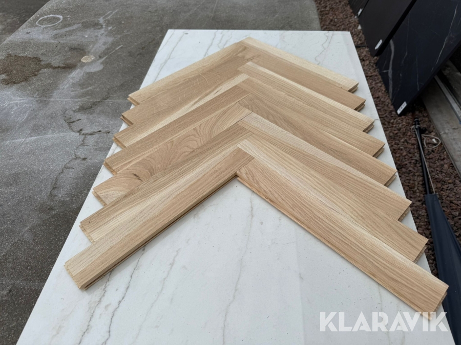 Massiv fiskbensparkett 110 kvm