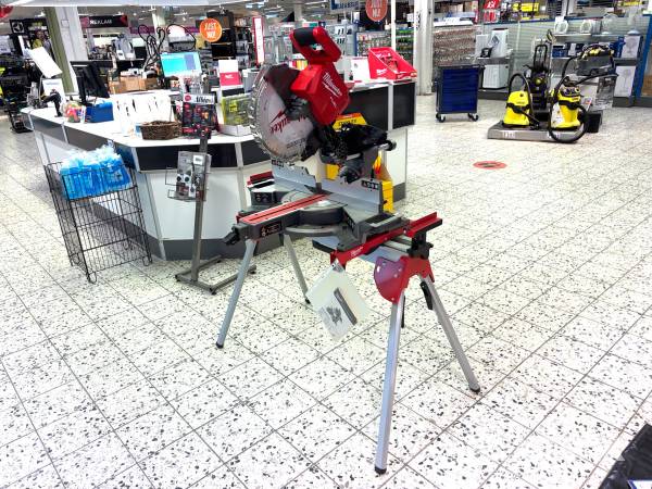 Kap & Geringssåg Milwaukee M18 FMS305 med arbetsbord MSL 2000